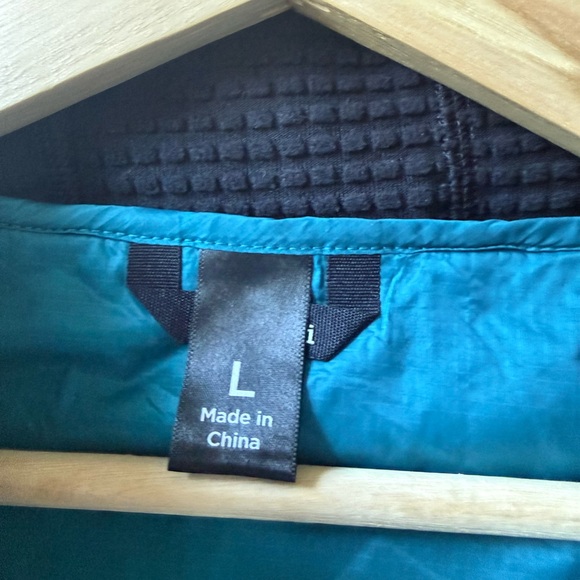 Cotopaxi Charcoal Hooded Jacket with Teal Details - Picture 7 of 9